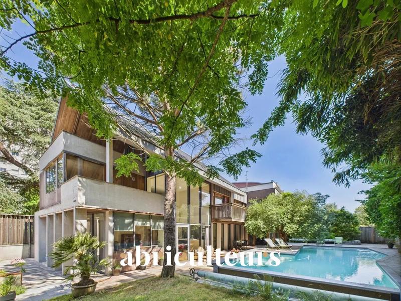 Maison - 316 m² - 9 pièces