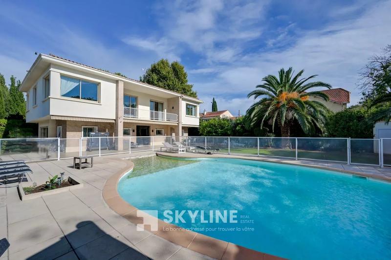 Villa - 285 m² - 9 pièces