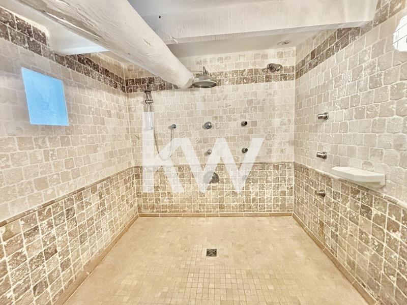 Maison - 300 m² - 11 pièces