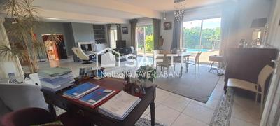 Maison - 250 m² - 8 pièces