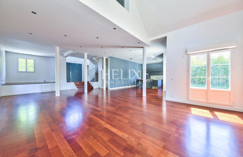 Maison - 240 m² - 8 pièces