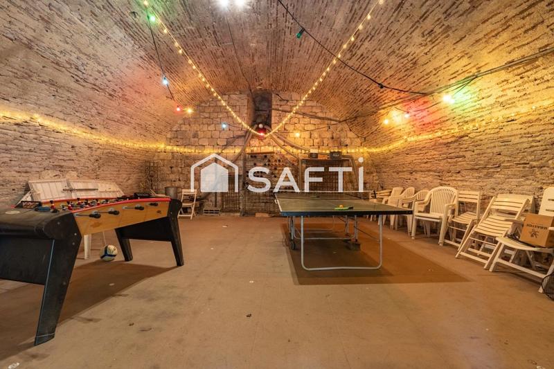 Maison - 250 m² - 9 pièces