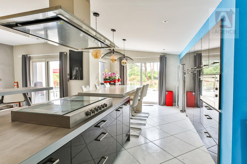 Maison - 402 m² - 8 pièces