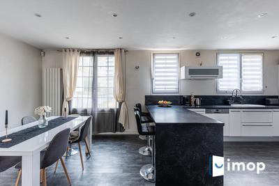 Maison - 220 m² - 8 pièces