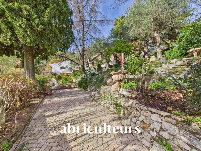 Maison - 233 m² - 7 pièces