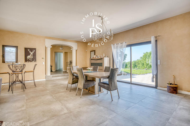 Maison - 242 m² - 9 pièces