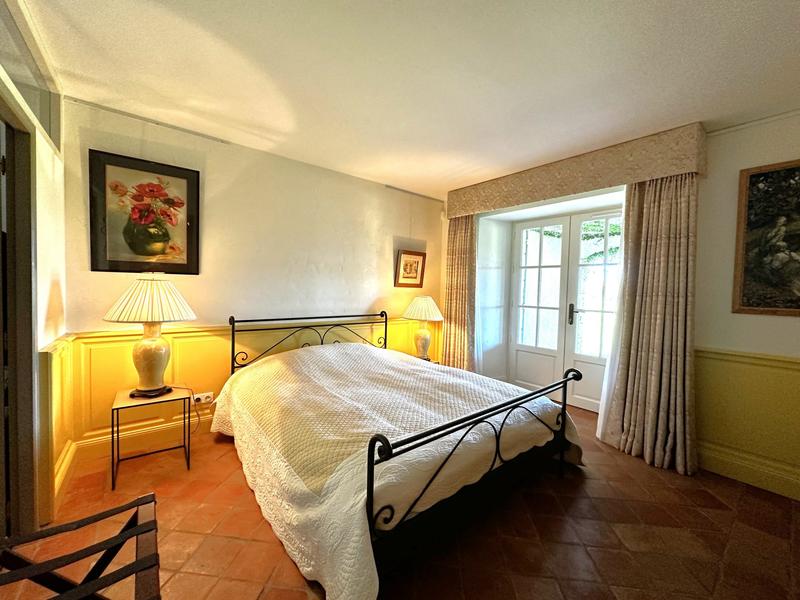 Maison traditionnelle - 471 m² - 10 pièces