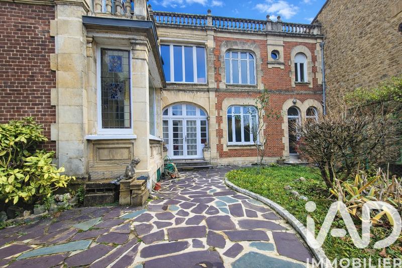 Maison - 250 m² - 10 pièces