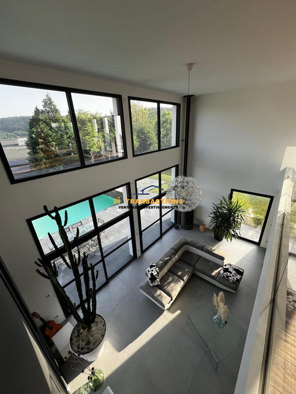 Maison - 240 m² - 6 pièces