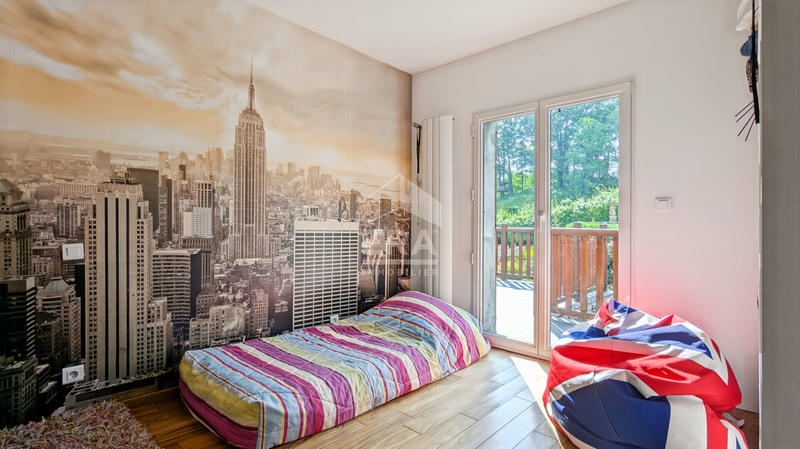 Maison - 225 m² - 9 pièces