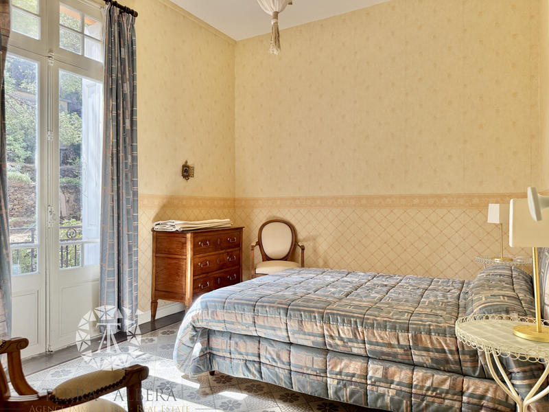 Villa - 219 m² - 10 pièces