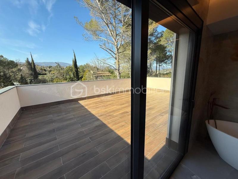 Maison traditionnelle - 318 m² - 5 pièces