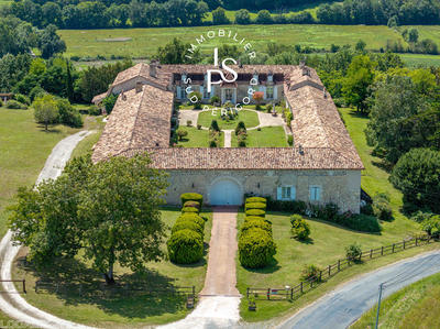 Château - 685 m² - 21 pièces