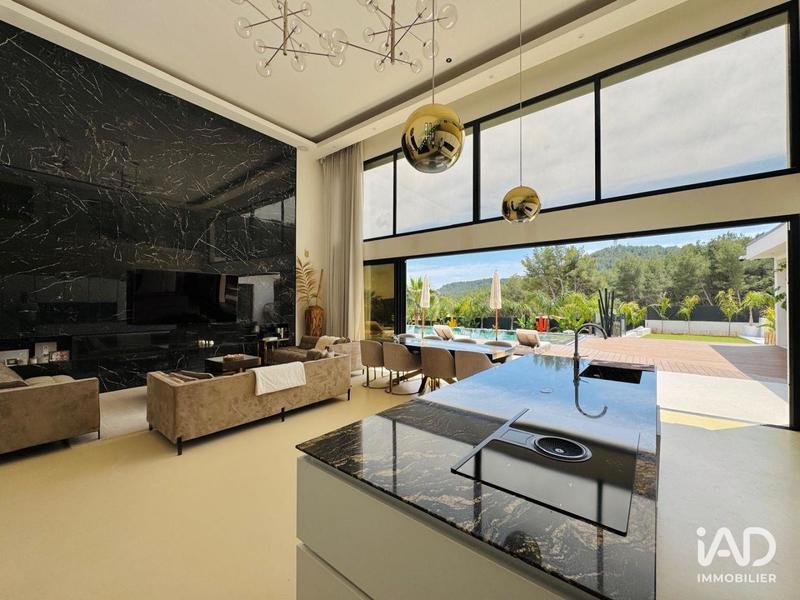 Maison - 200 m² - 6 pièces