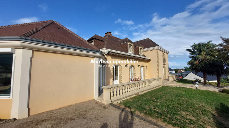 Maison - 240 m² - 7 pièces