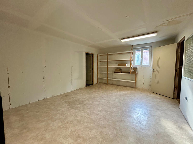 Local commercial - 150 m² - 6 pièces