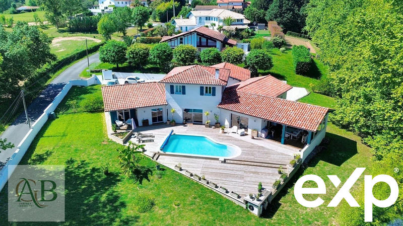 Maison - 220 m² - 7 pièces