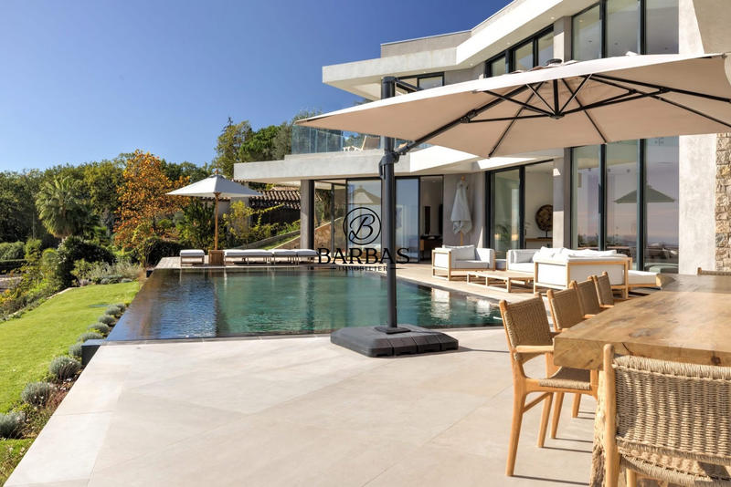 Maison - 445 m² - 8 pièces