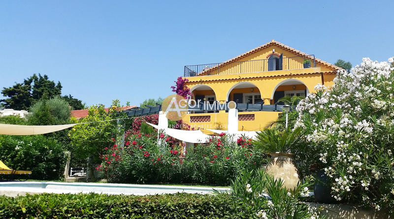 Maison - 250 m² - 8 pièces