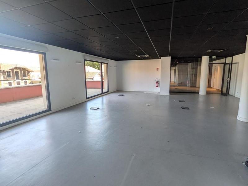 Local commercial - 375 m² - 12 pièces