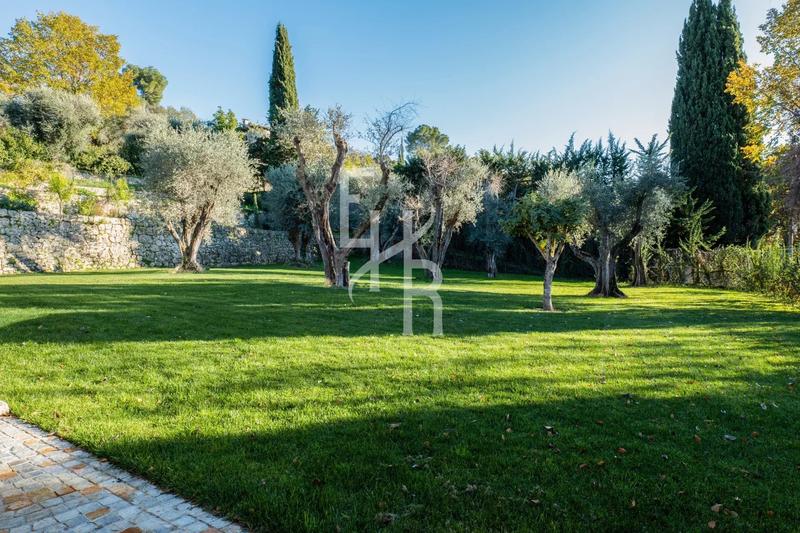 Maison - 470 m² - 7 pièces