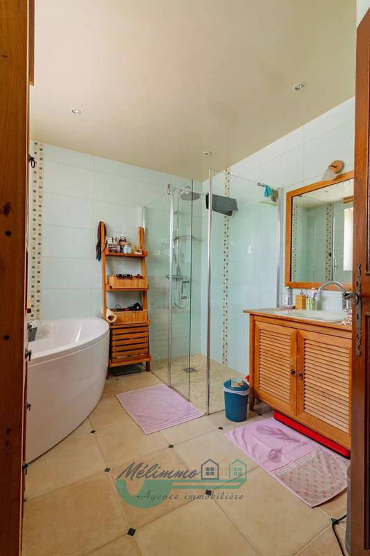 Maison - 221 m² - 9 pièces