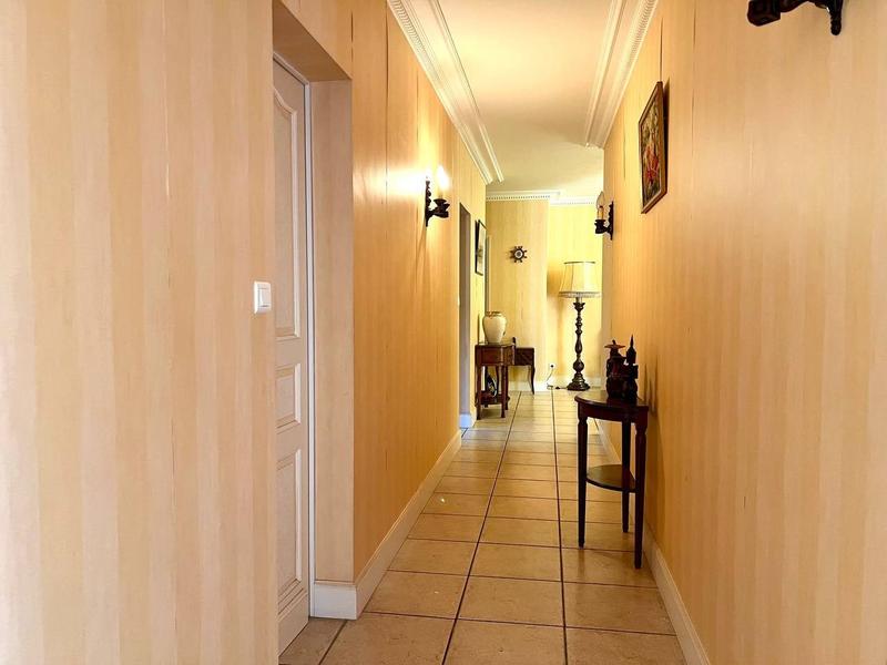 Maison traditionnelle - 308 m² - 10 pièces