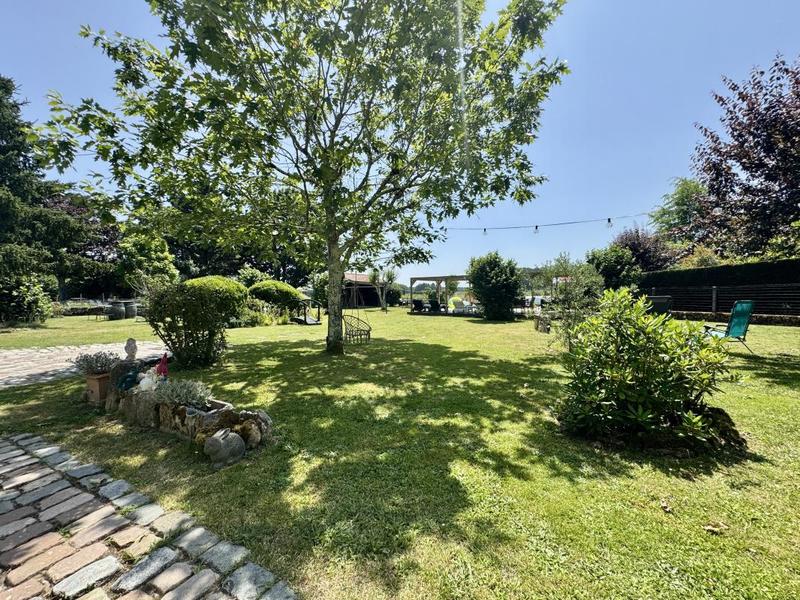 Maison - 260 m² - 8 pièces