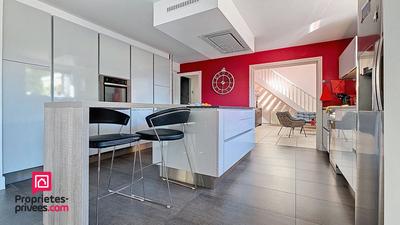 Maison - 290 m² - 9 pièces