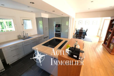 Maison - 214 m² - 6 pièces