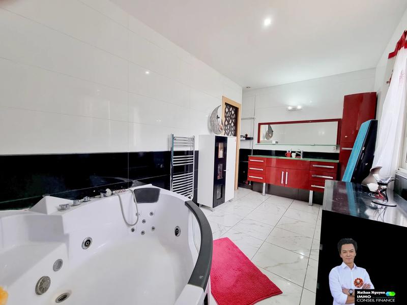 Maison - 181 m² - 8 pièces