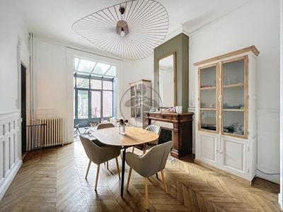 Maison - 202 m² - 7 pièces