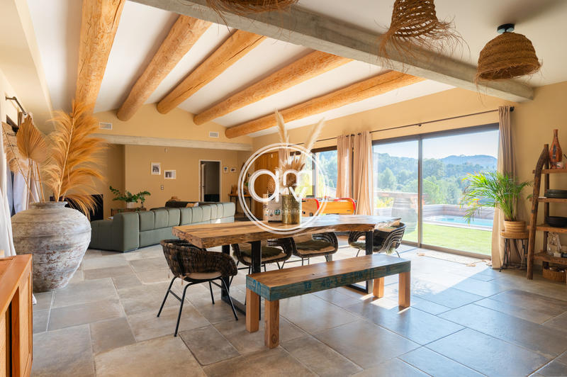 Villa - 331 m² - 8 pièces