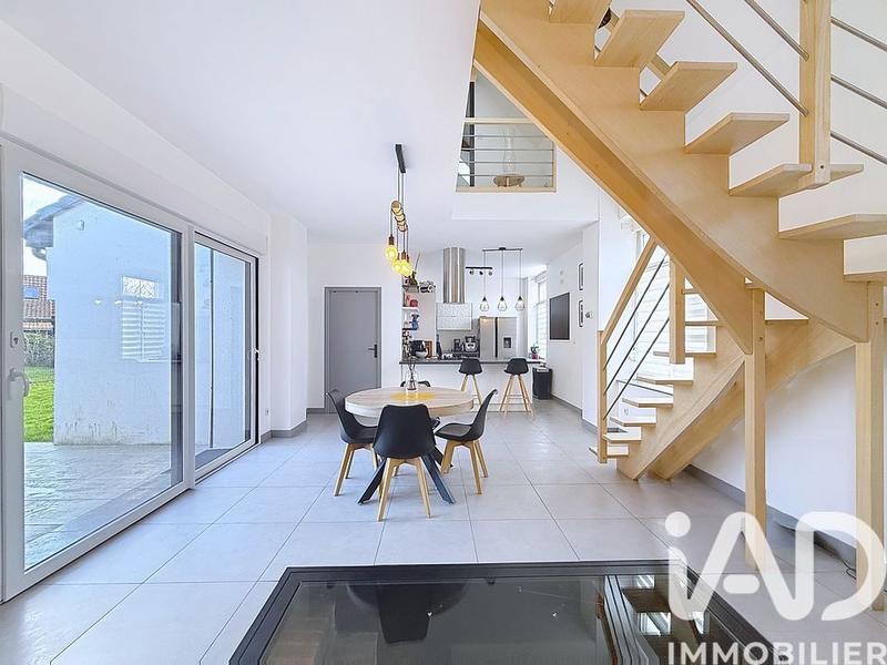 Maison - 95 m² - 5 pièces