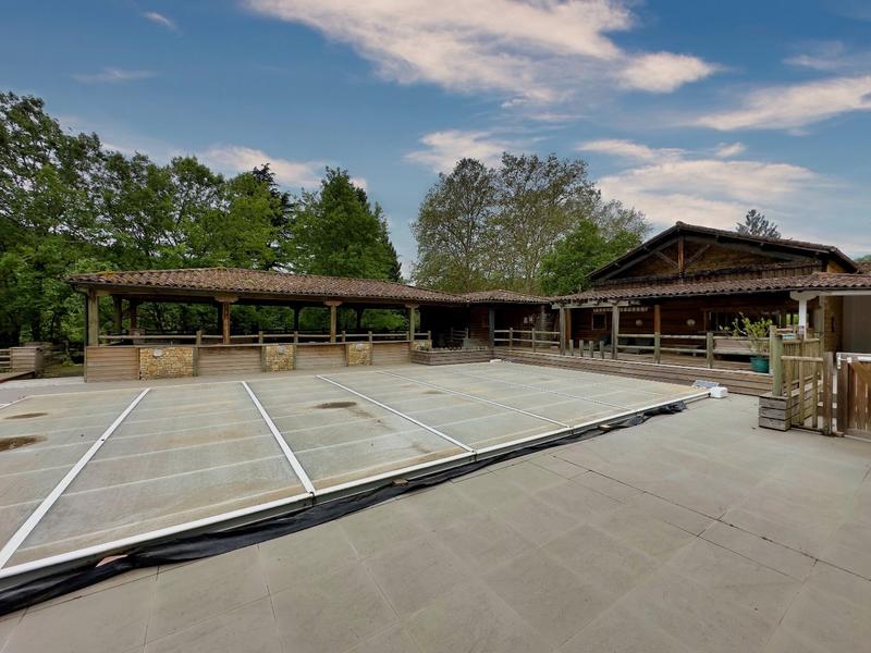 Maison - 1 700 m² - 45 pièces