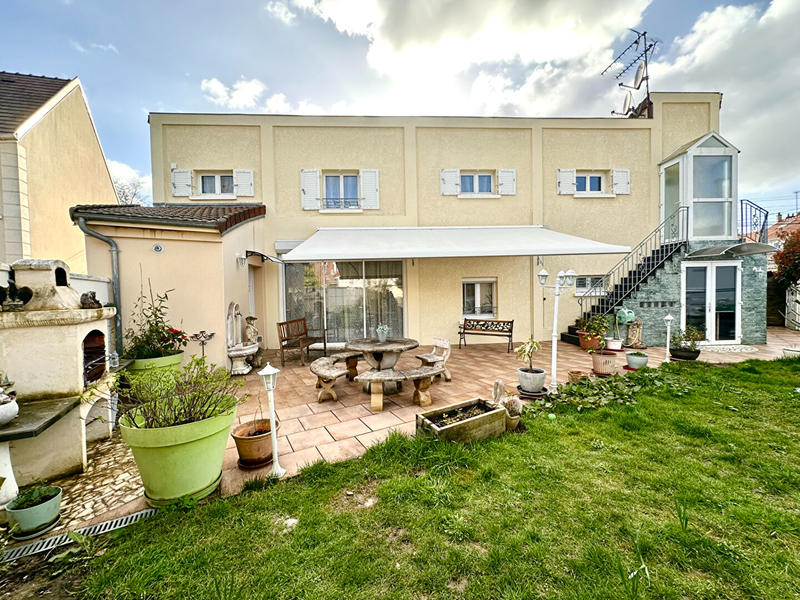 Maison - 159 m² - 9 pièces