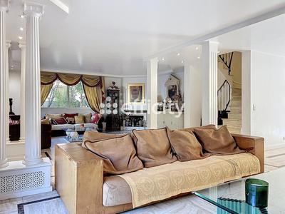 Maison - 240 m² - 7 pièces