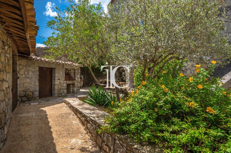 Maison - 354 m² - 14 pièces