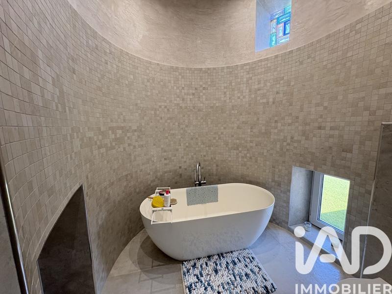 Maison - 240 m² - 8 pièces