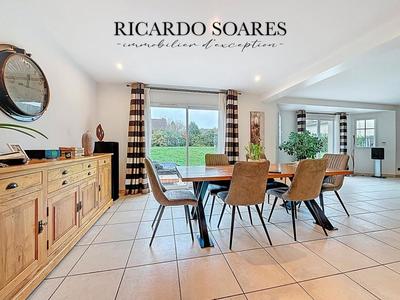 Maison - 235 m² - 7 pièces