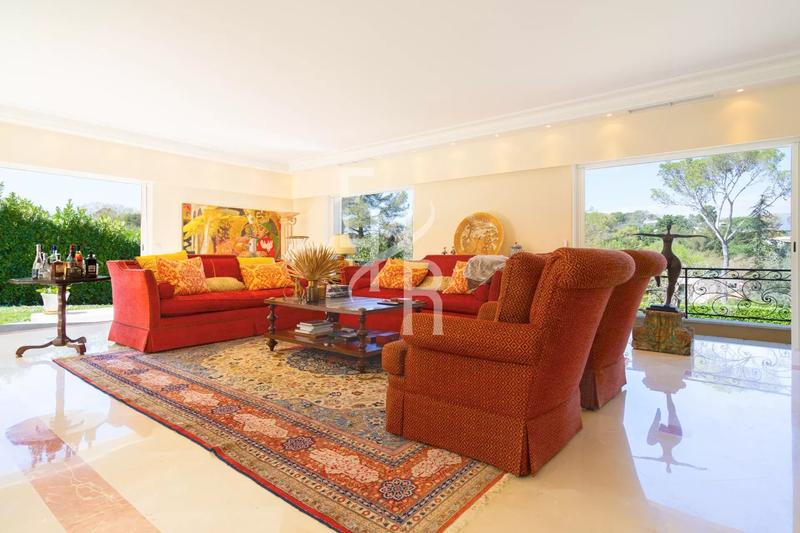 Villa - 329 m² - 10 pièces