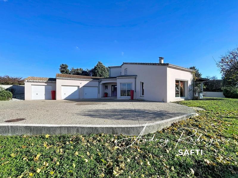 Maison - 220 m² - 8 pièces
