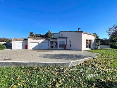 Maison - 220 m² - 8 pièces