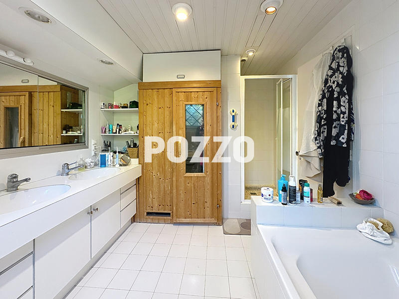 Maison - 270 m² - 10 pièces