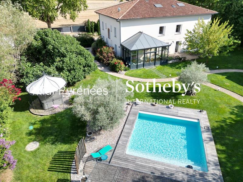 Maison - 542 m² - 15 pièces