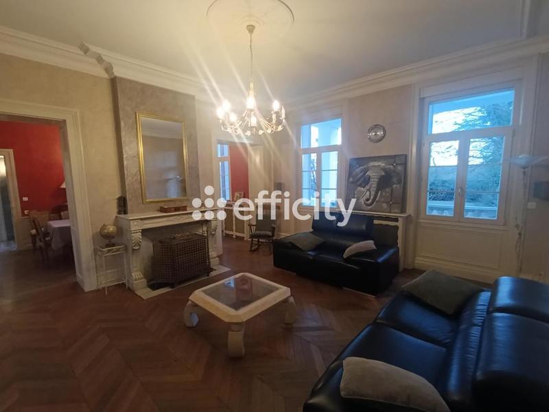 Maison - 954 m² - 40 pièces