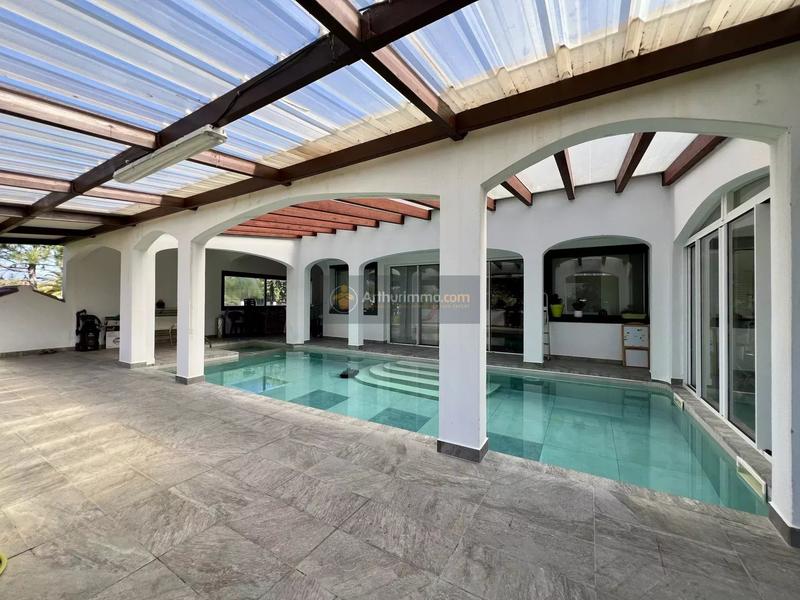 Maison - 257 m² - 9 pièces