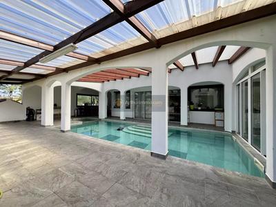 Maison - 257 m² - 9 pièces