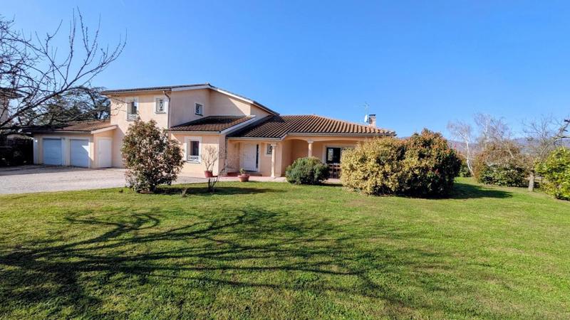 Maison traditionnelle - 212 m² - 8 pièces