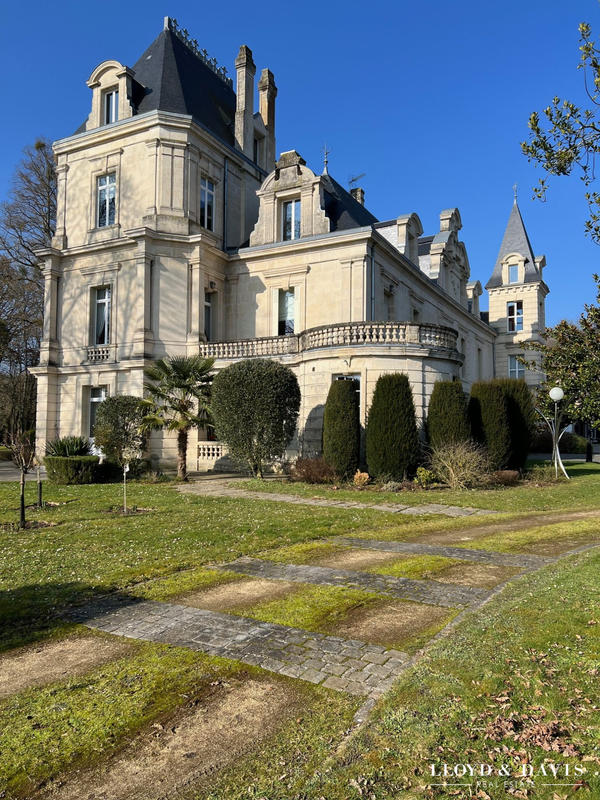 Maison - 710 m² - 15 pièces